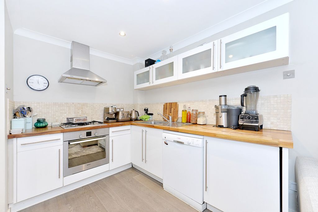 Property photo 3 of 11 Kitchen