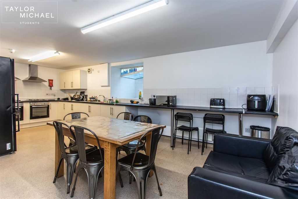 Property photo 3 of 10 Shared Kitchen