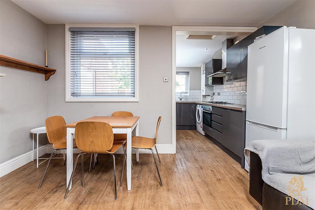 Property photo 3 of 14 33 Midland Avenue (11 Of 32).Jpg