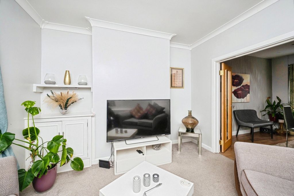 Property photo 2 of 19 Lounge