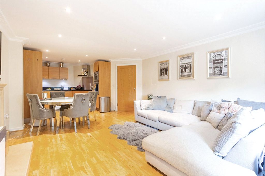 Property photo 2 of 8 Kitchen/Sitting Room