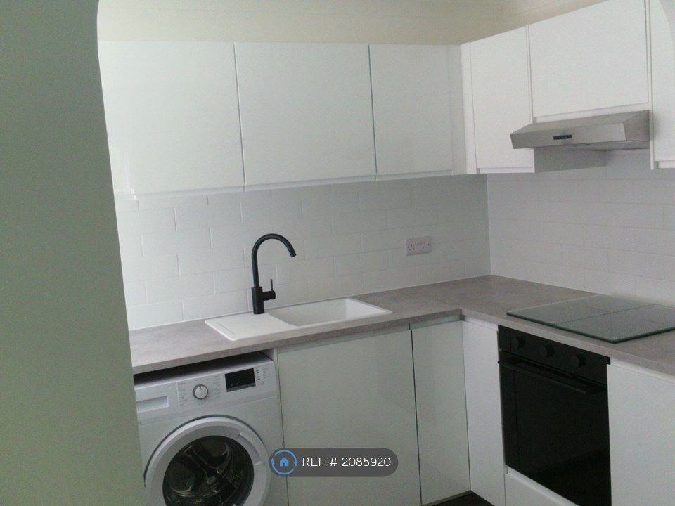 Property photo 3 of 10 Kitchen 2