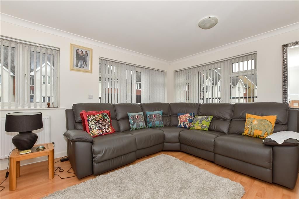Property photo 1 of 8 Lounge