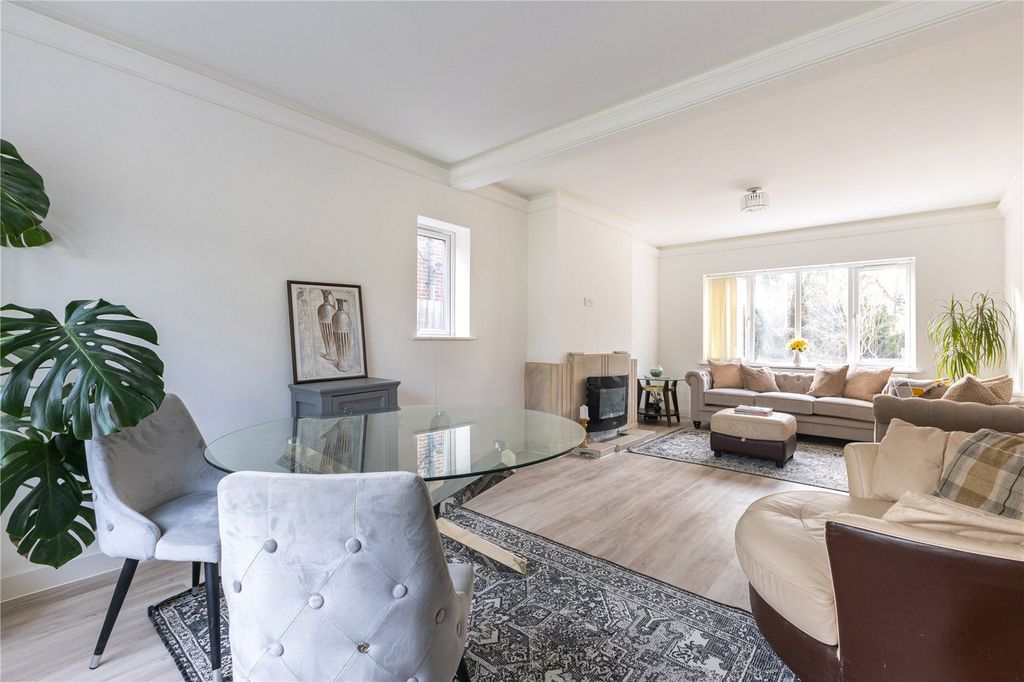 Property photo 3 of 17 Sitting Room