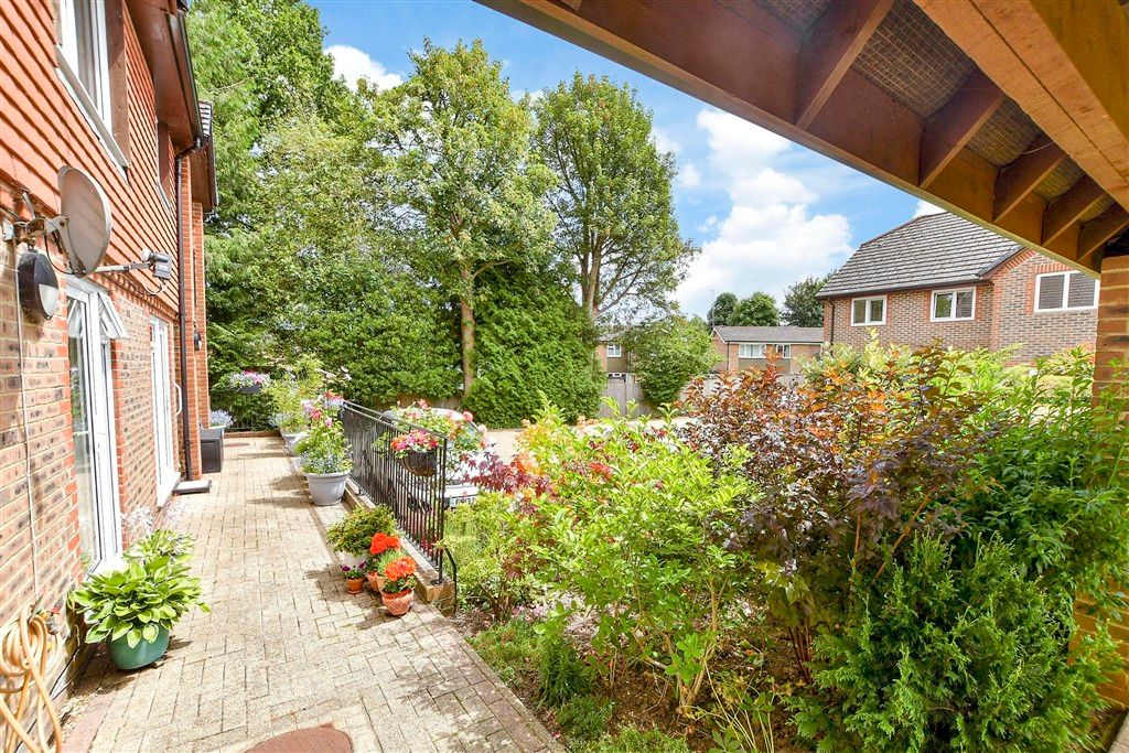 Property photo 2 of 10 Communal Gardens