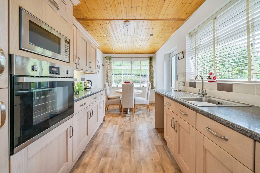 Property photo 3 of 25 Kitchen / Diner