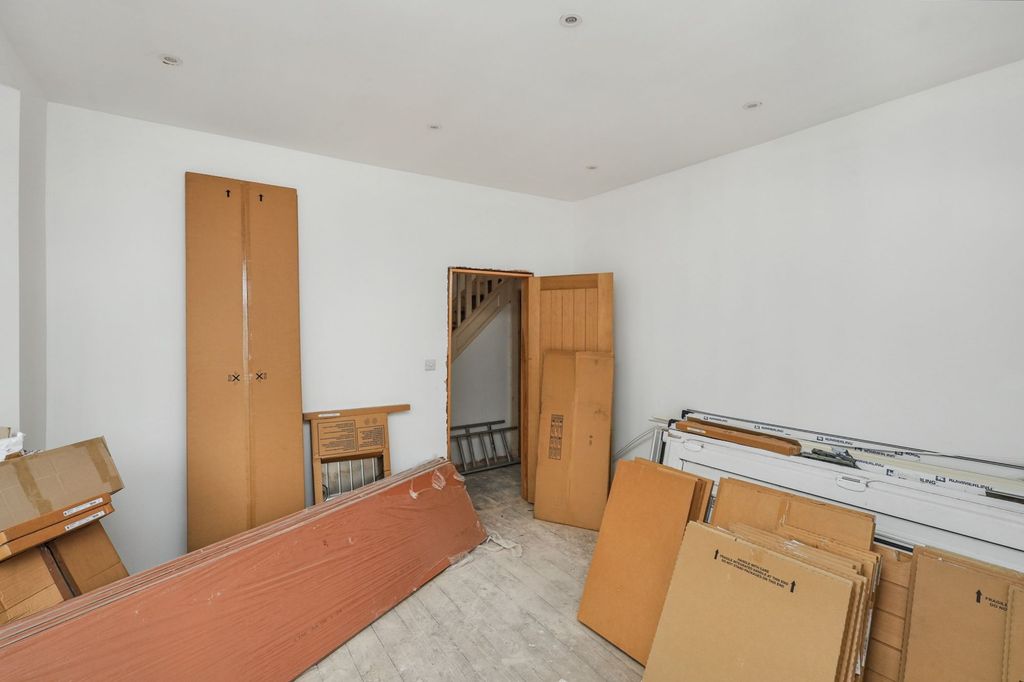 Property photo 3 of 16 8 Dinsdale Gardens, New Barnet, Barnet, London En5 1He