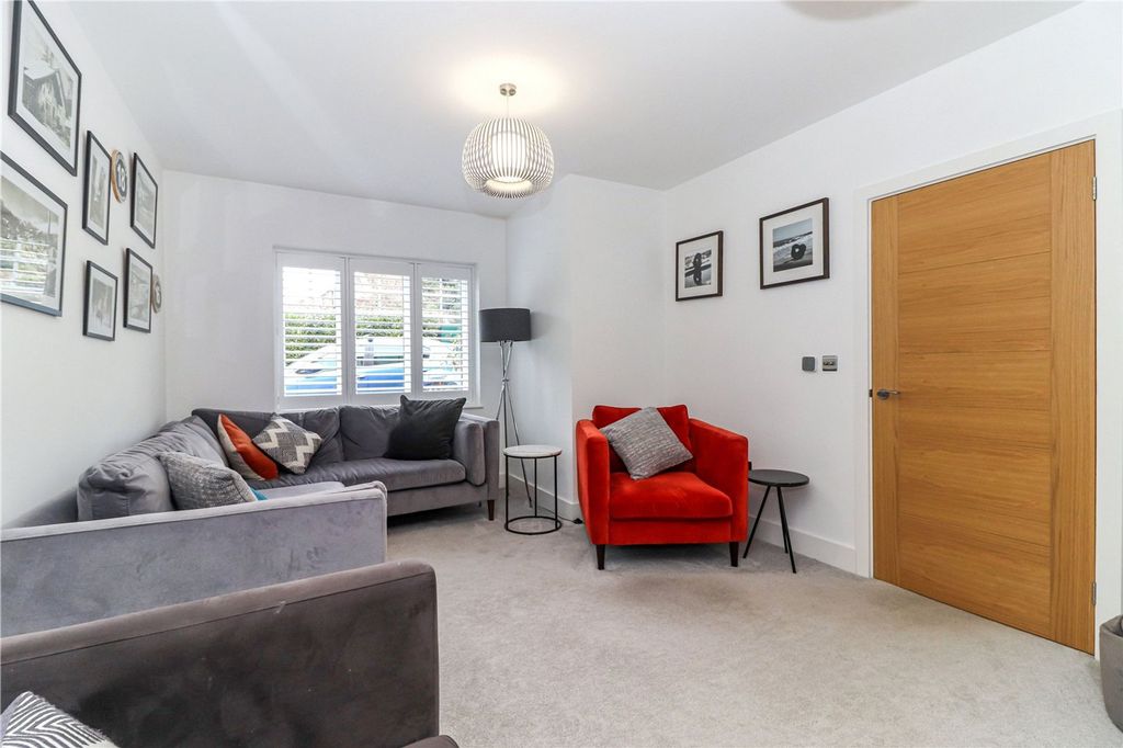 Property photo 3 of 31 Lounge