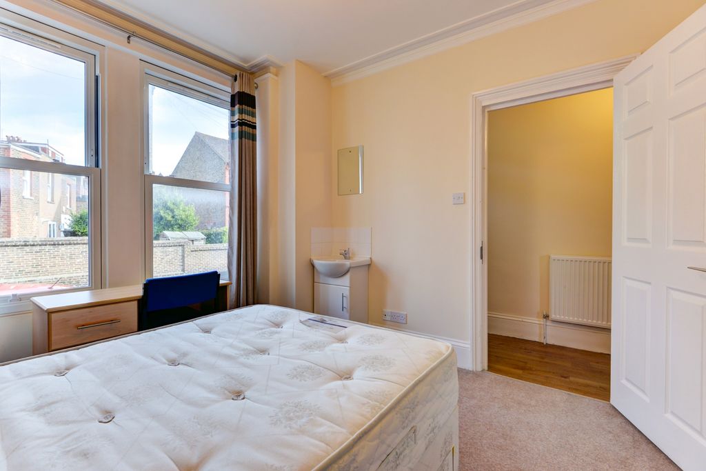Property photo 2 of 16 A Bright And Welcoming Double Bedroom Featuring A ...