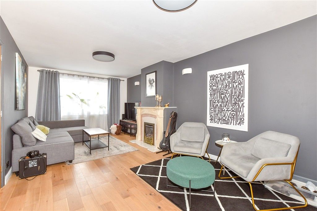 Property photo 3 of 14 Lounge