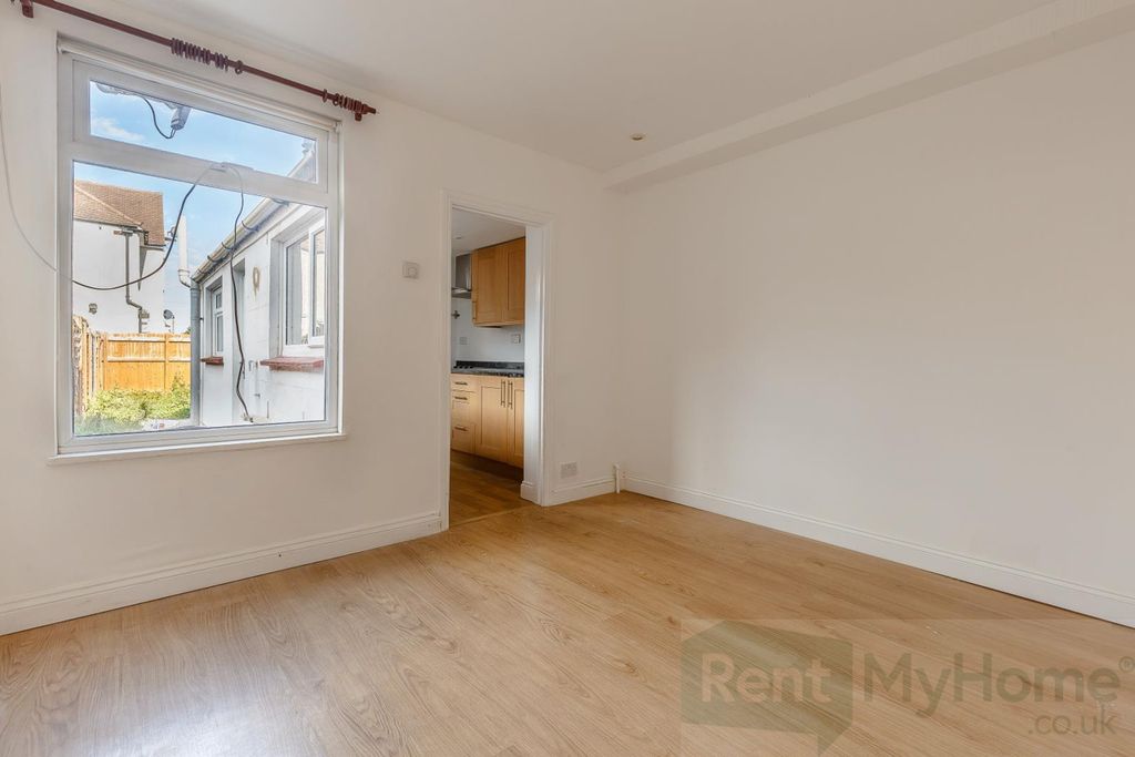Property photo 3 of 12 8384788-Interior09-800.Jpg