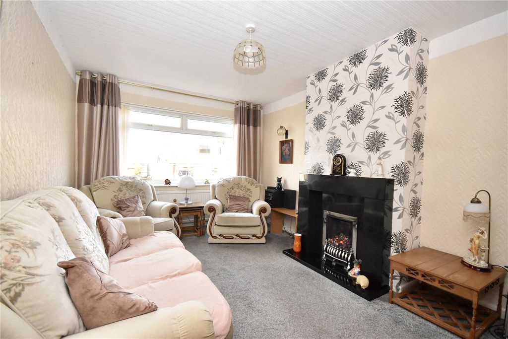 Property photo 3 of 20 Lounge