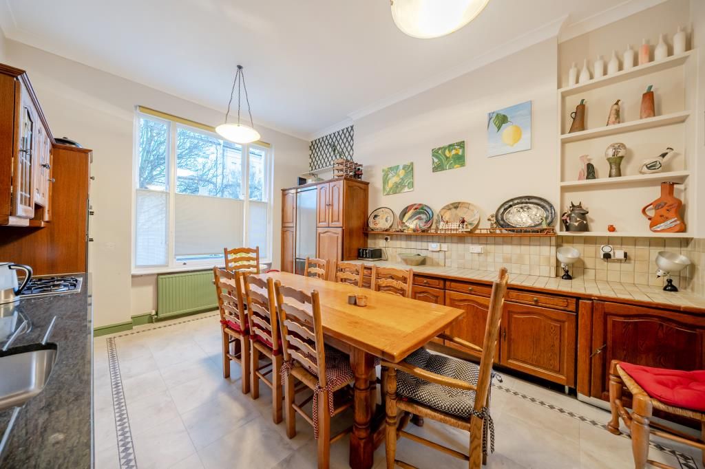 Property photo 3 of 25 Kitchen