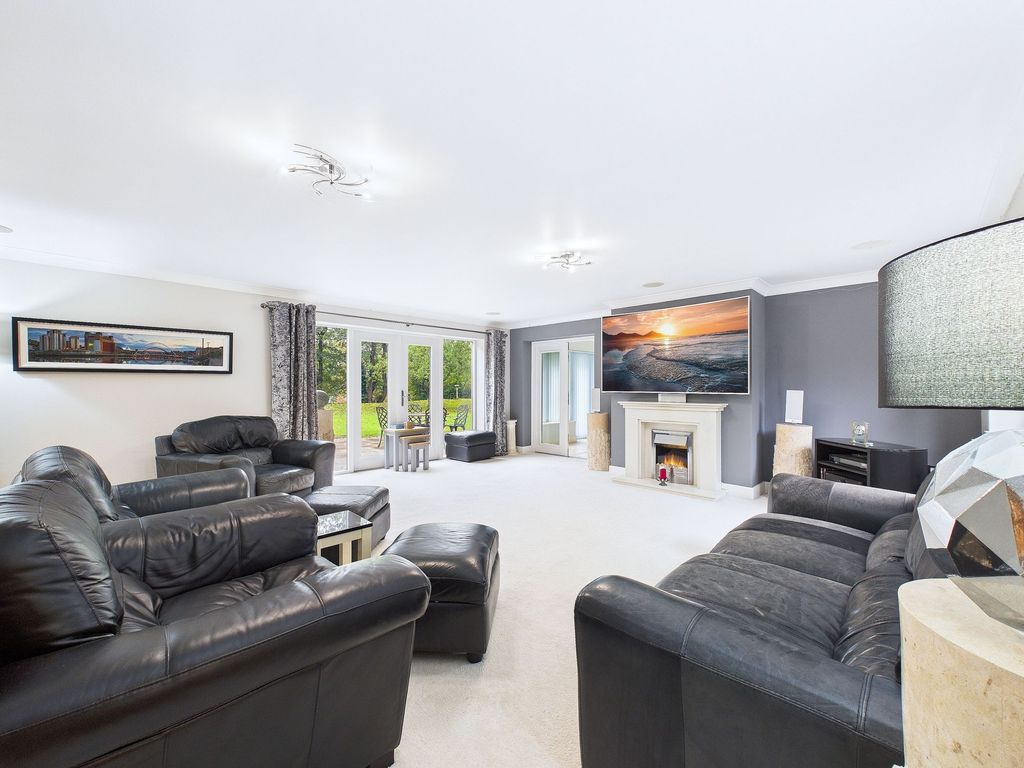 Property photo 2 of 16 Lounge