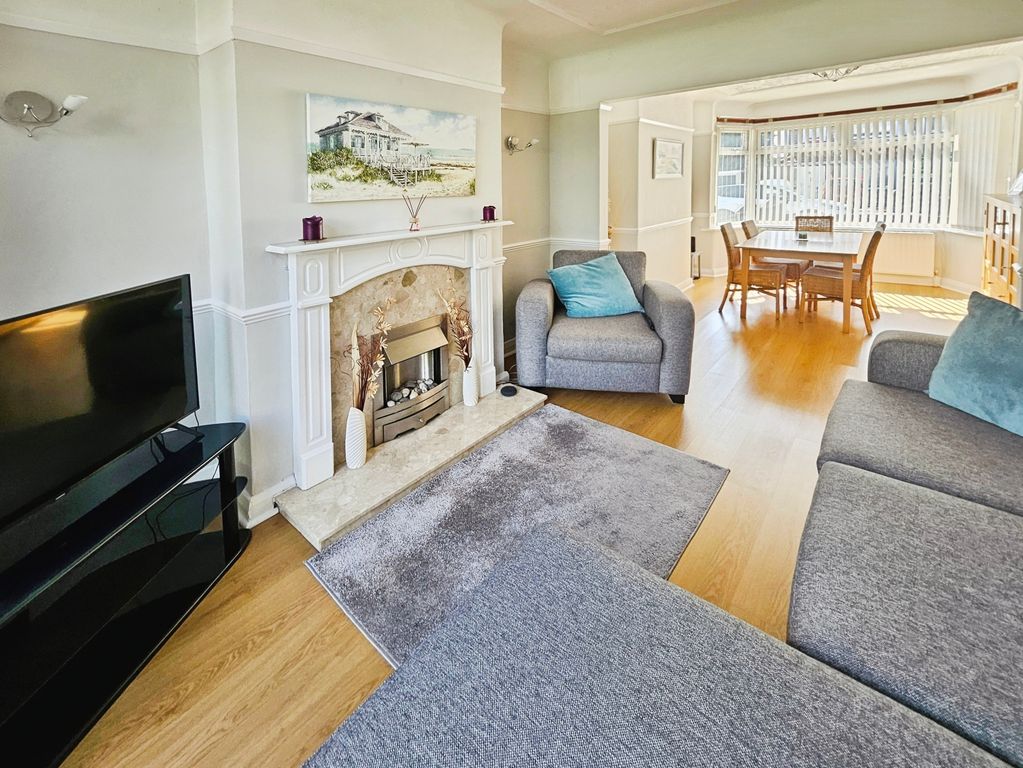 Property photo 3 of 16 Lounge
