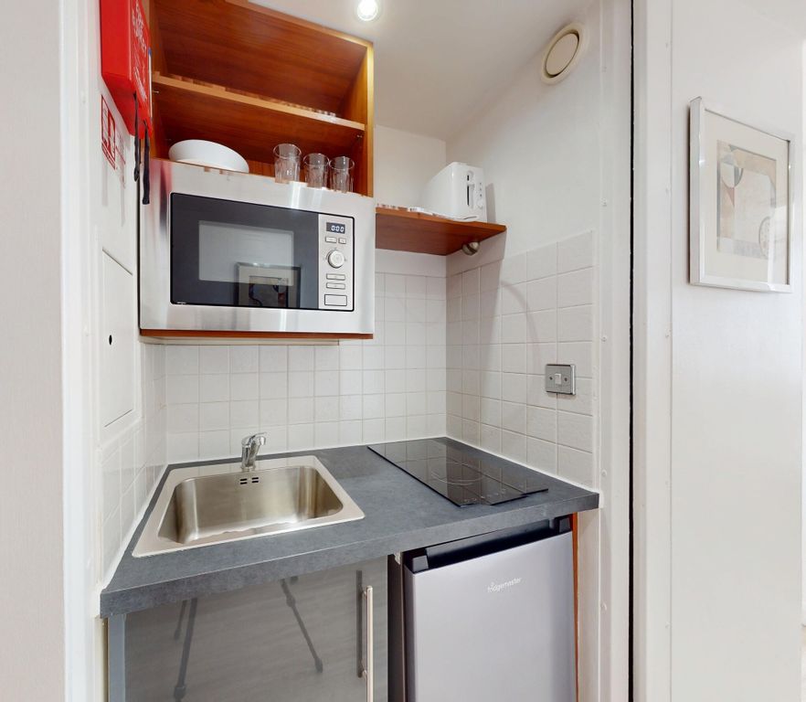 Property photo 2 of 25 Kitchen