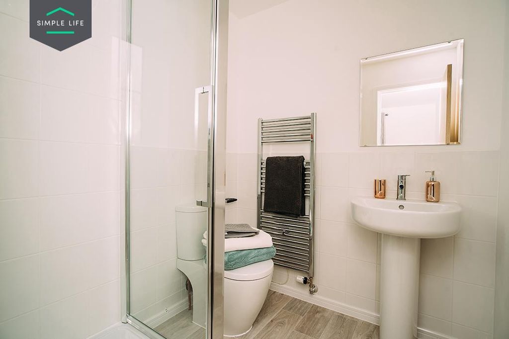 Property photo 3 of 14 Dee_Bathroom2.Jpg