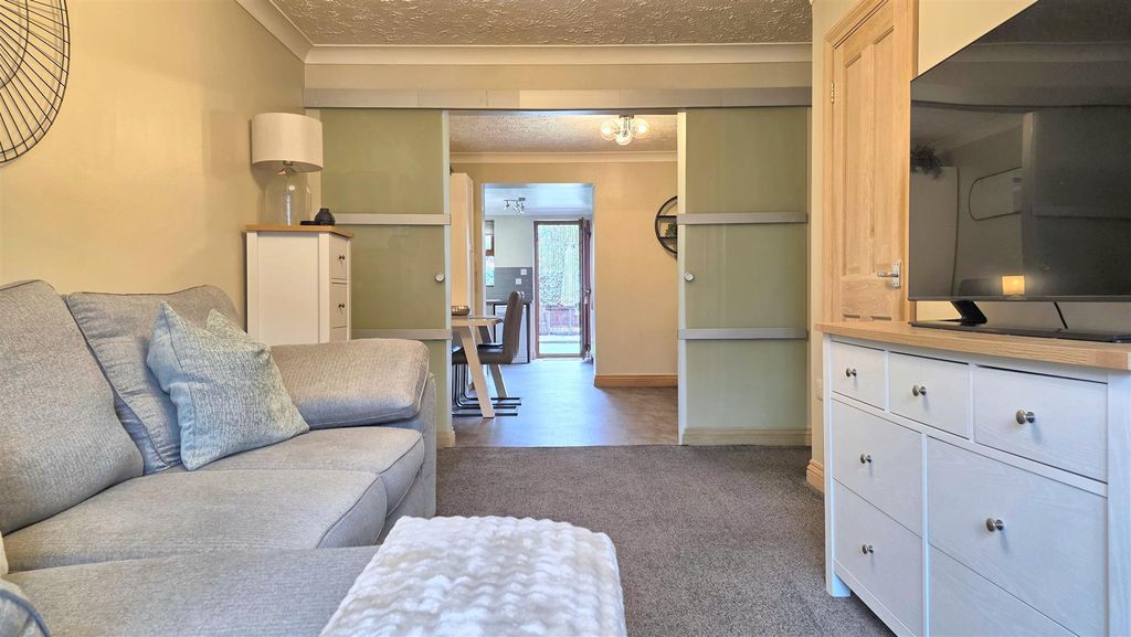 Property photo 3 of 12 Lounge