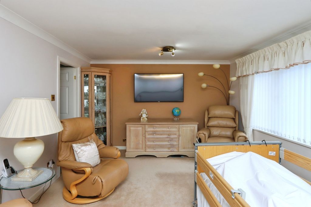 Property photo 2 of 13 Lounge