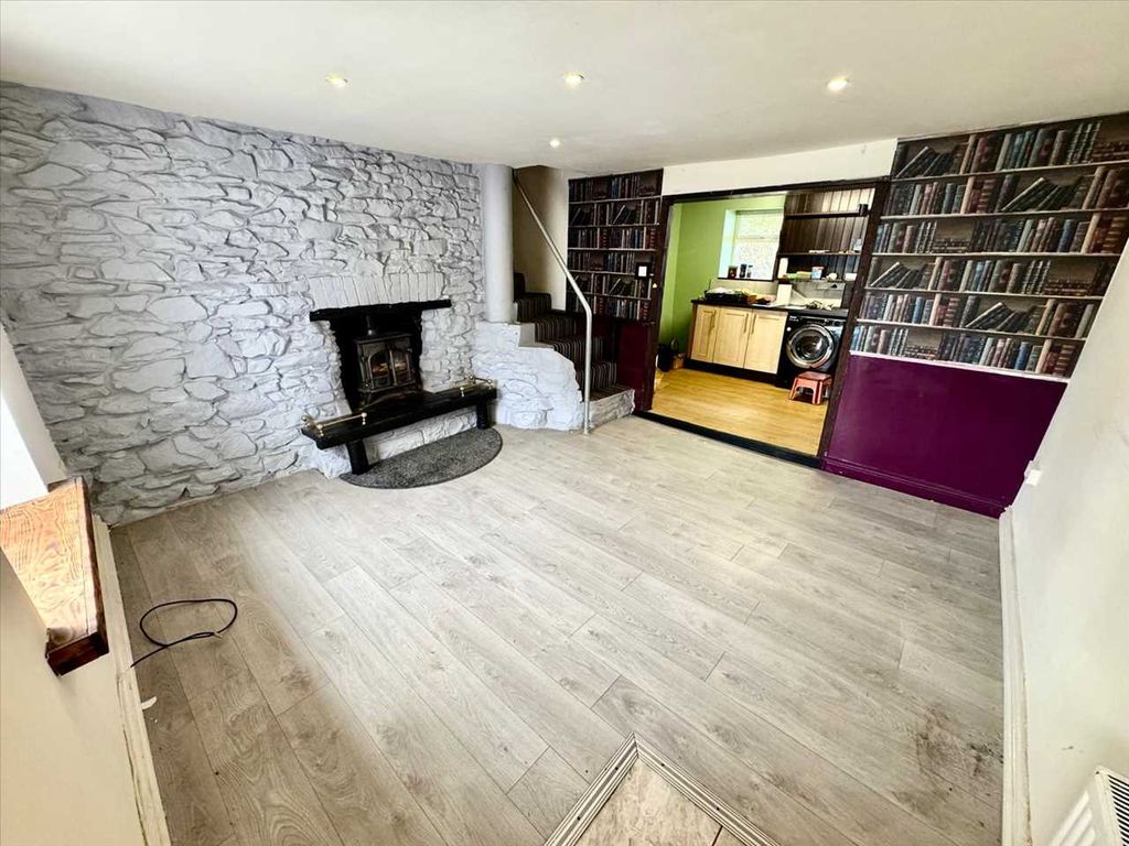 Property photo 3 of 17 Lounge