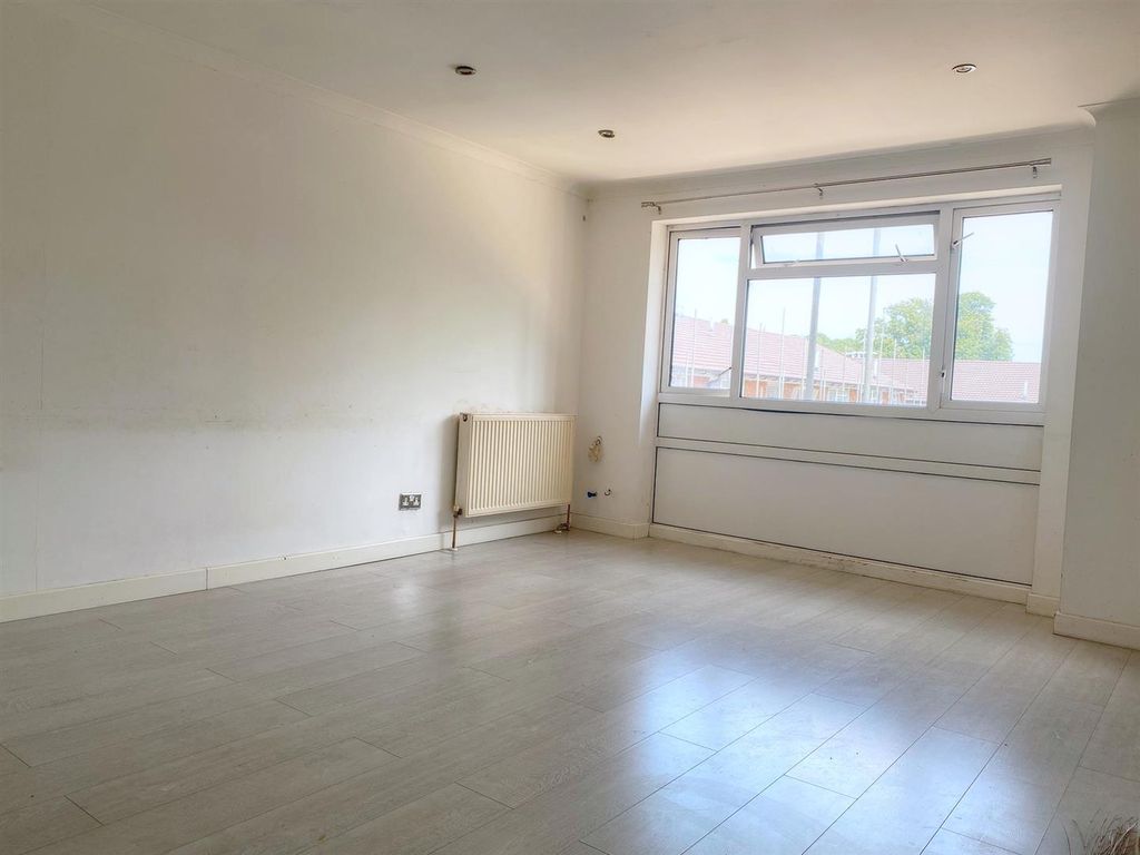 Property photo 2 of 7 Living.Jpg