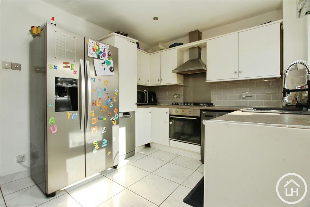 Property photo 3 of 9 Kitchen