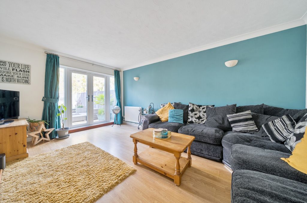 Property photo 2 of 15 1372975-7-6900Bd2...