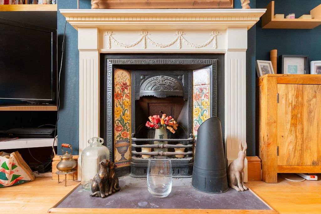 Property photo 3 of 27 2S0Htn - Living Room A.Jpg