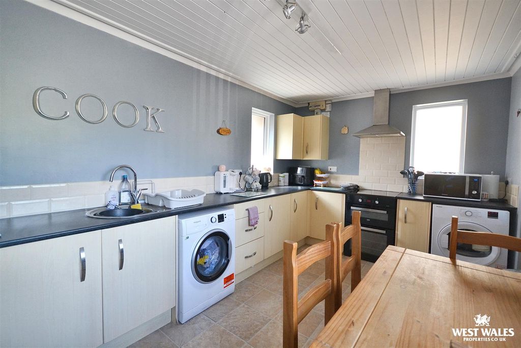 Property photo 3 of 17 Kitchen