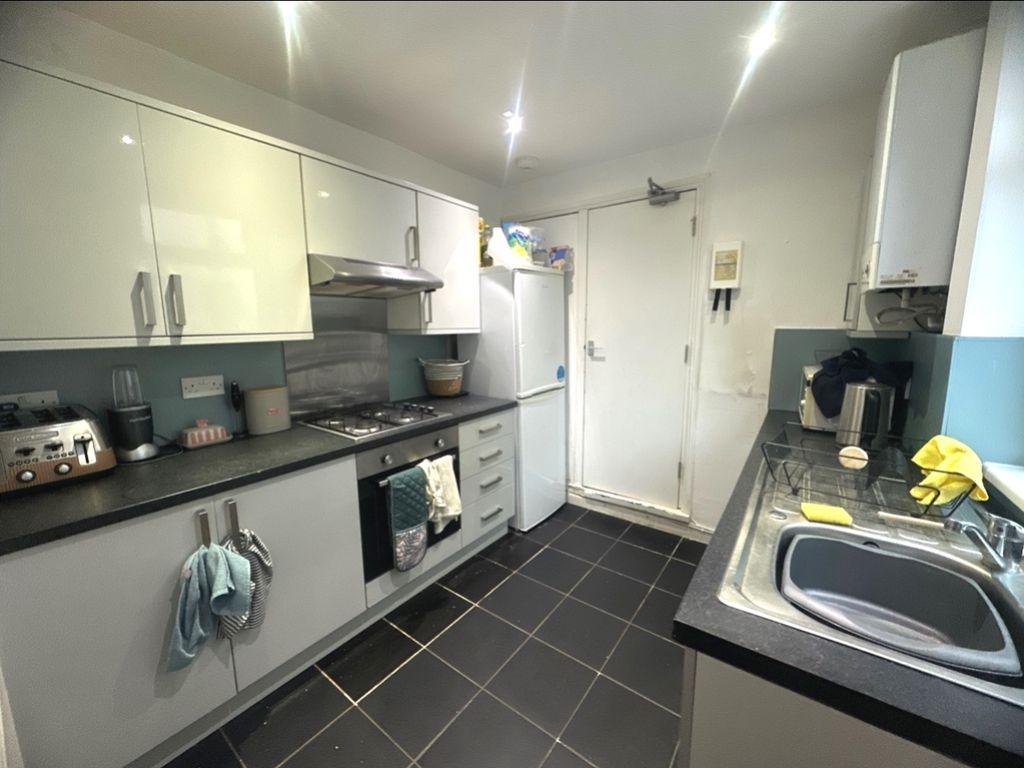 Property photo 1 of 8 Kitchen