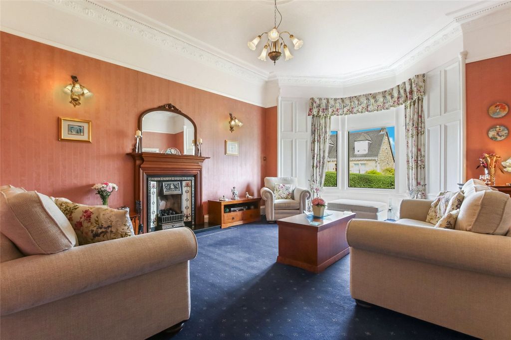 Property photo 3 of 18 Lounge