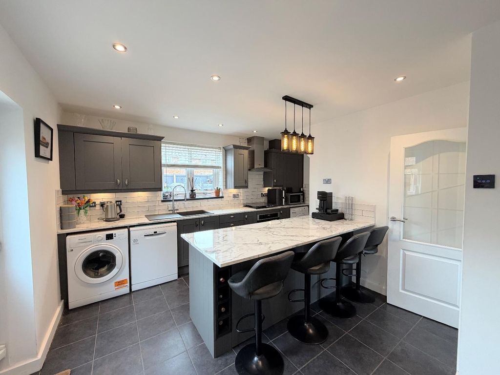 Property photo 3 of 10 Dining Kitchen