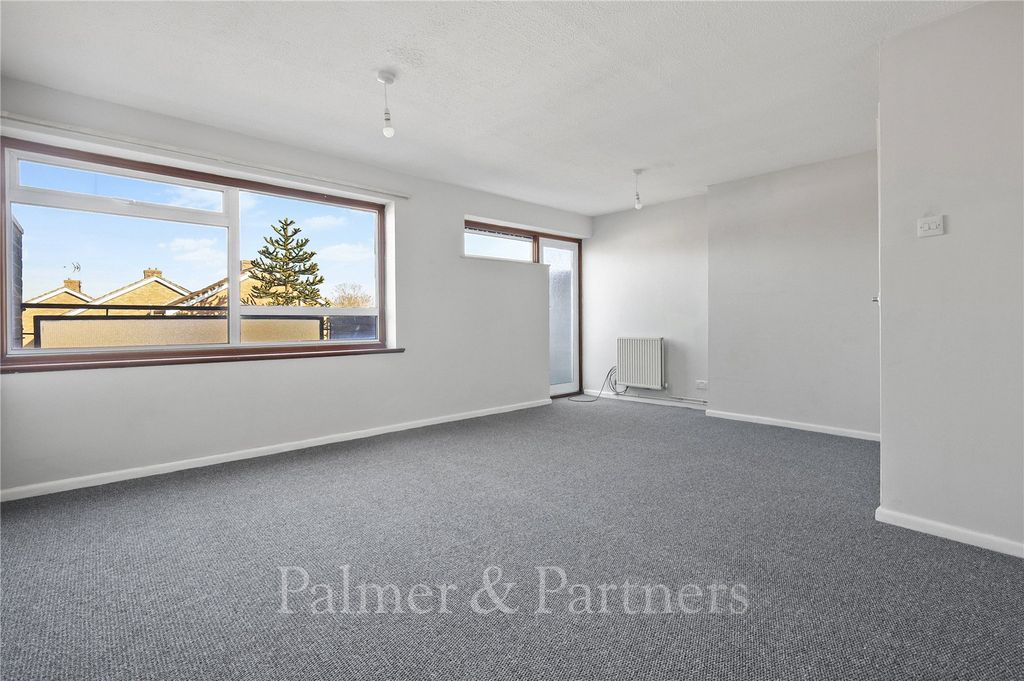 Property photo 2 of 11 Lounge