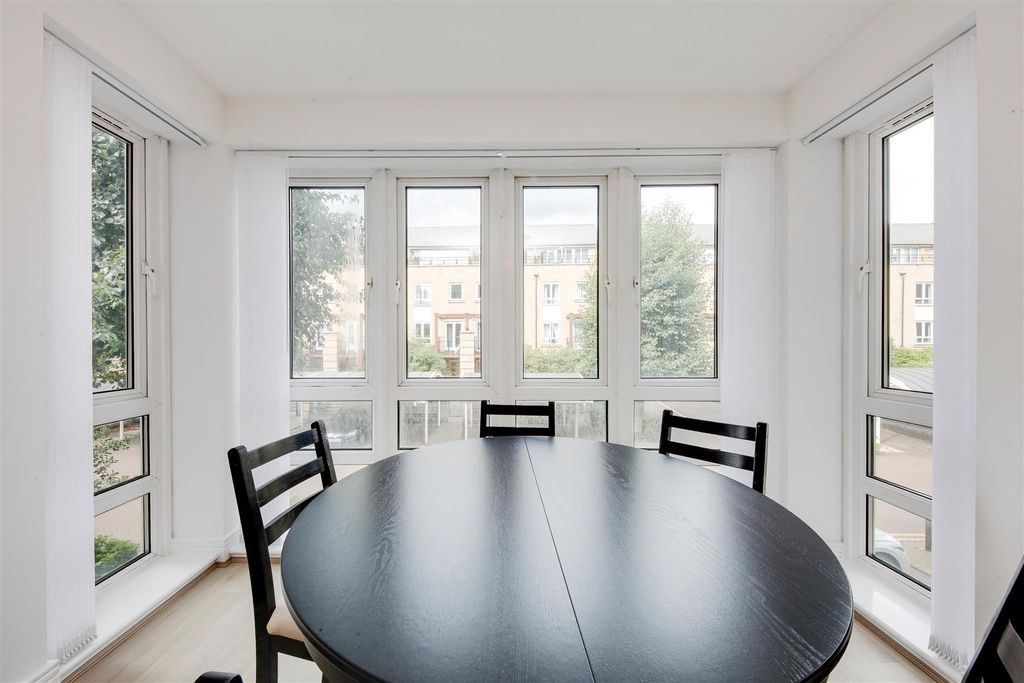 Property photo 3 of 11 St Davids Sq-02.Jpg