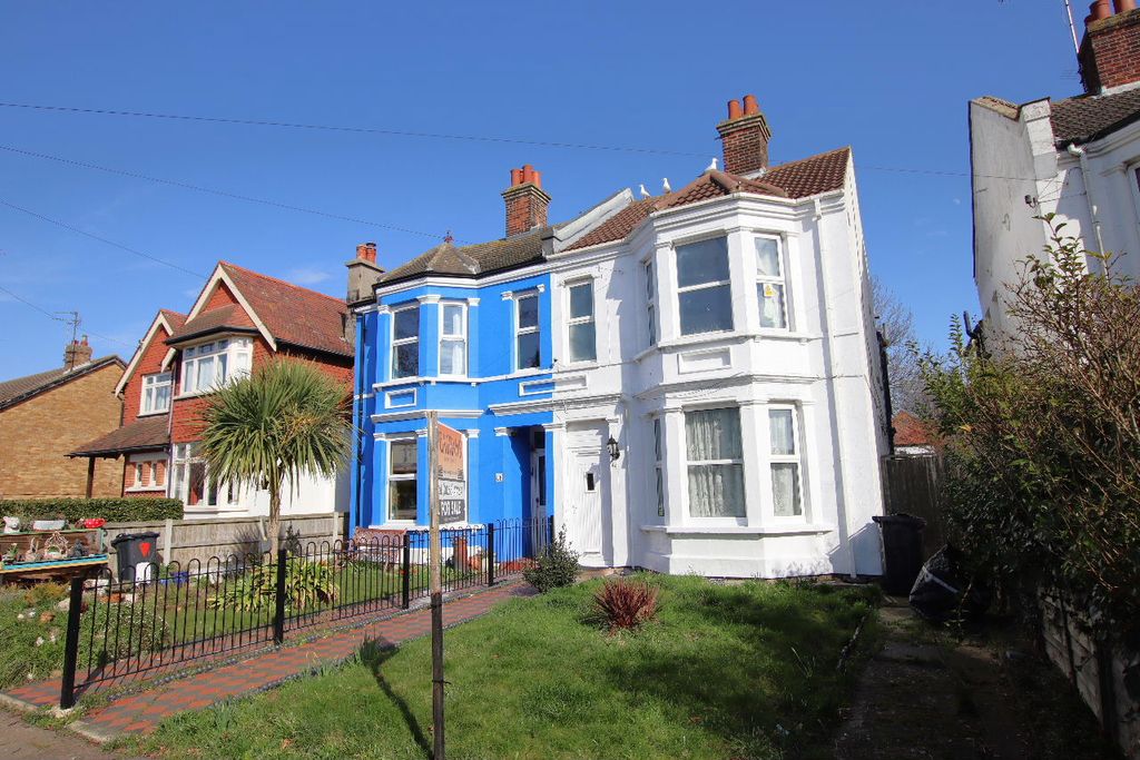 Property photo 1 of 17 Vista Road, Clacton On Sea