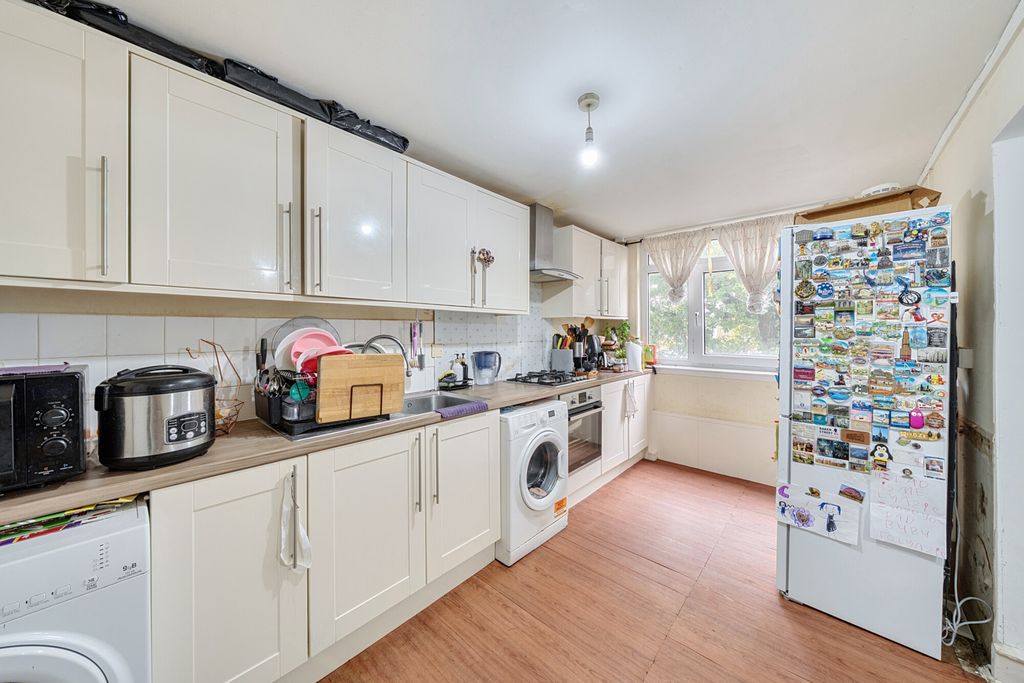 Property photo 3 of 17 Kitchen