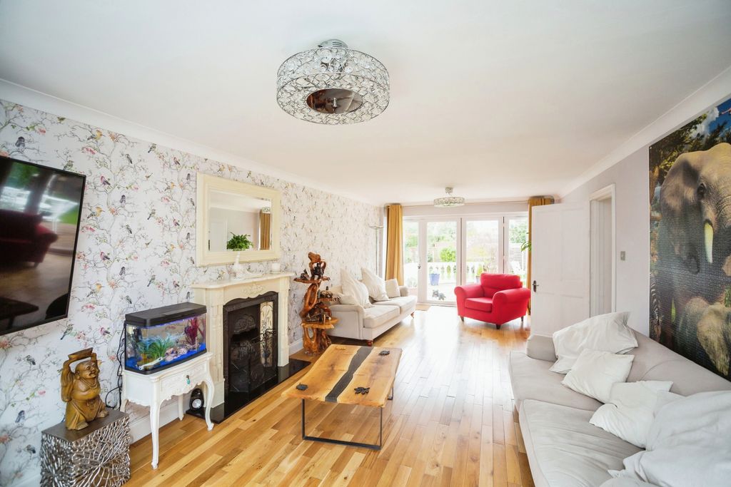 Property photo 3 of 17 Lounge