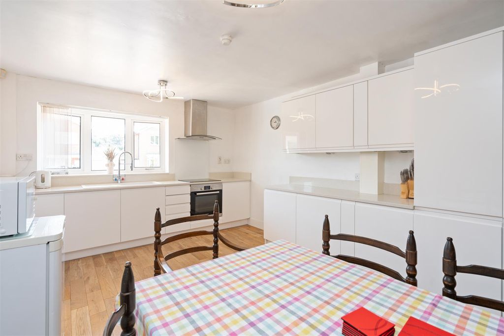Property photo 3 of 14 93 Beauchamp Road_17.Jpg