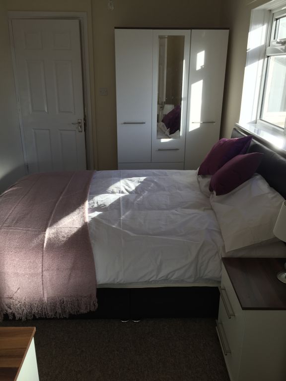 Property photo 1 of 4 This Charming Double Bedroom Features Ample Natura...