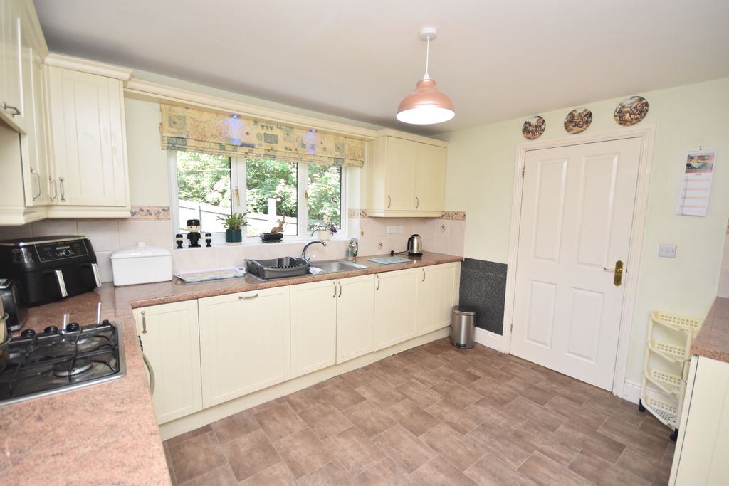 Property photo 2 of 19 Kitchen