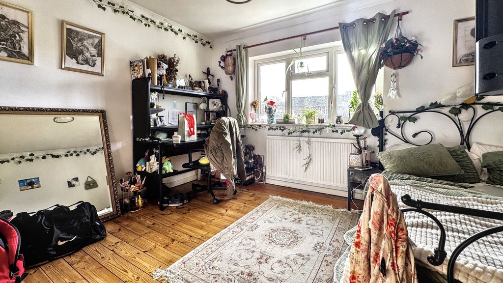 Property photo 3 of 19 Bedroom 31.Jpeg