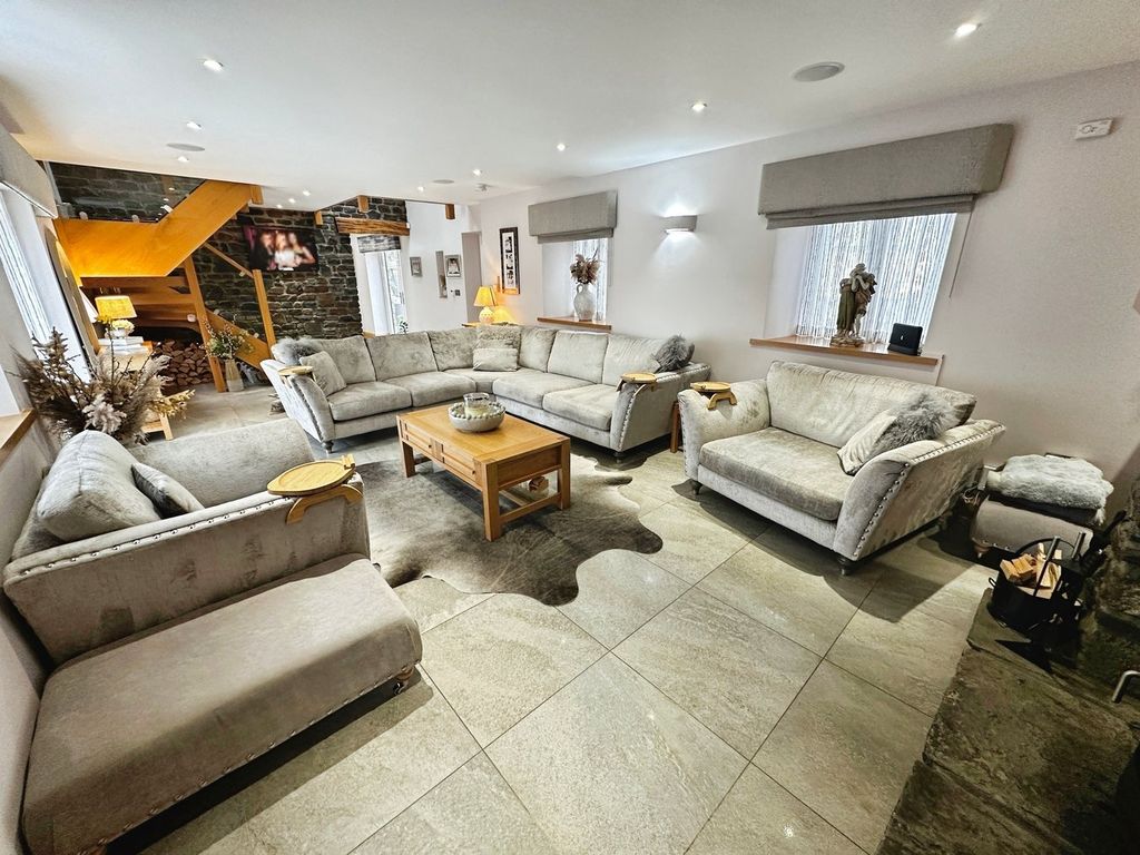 Property photo 3 of 27