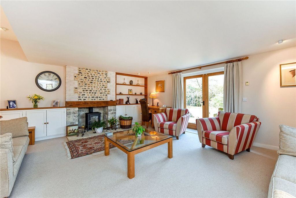 Property photo 2 of 16 Sitting Room