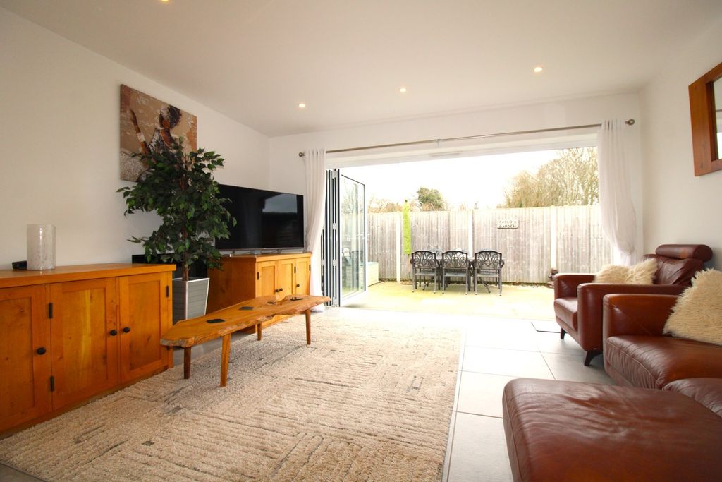 Property photo 3 of 11 Lounge