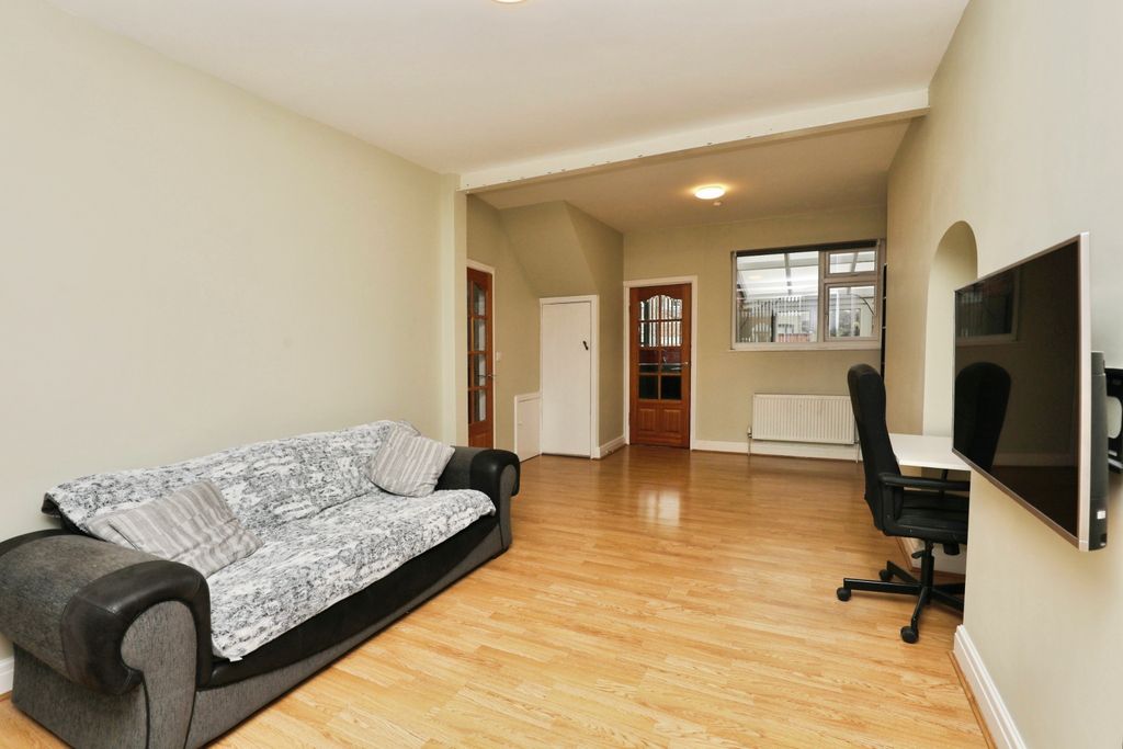 Property photo 2 of 14 Lounge