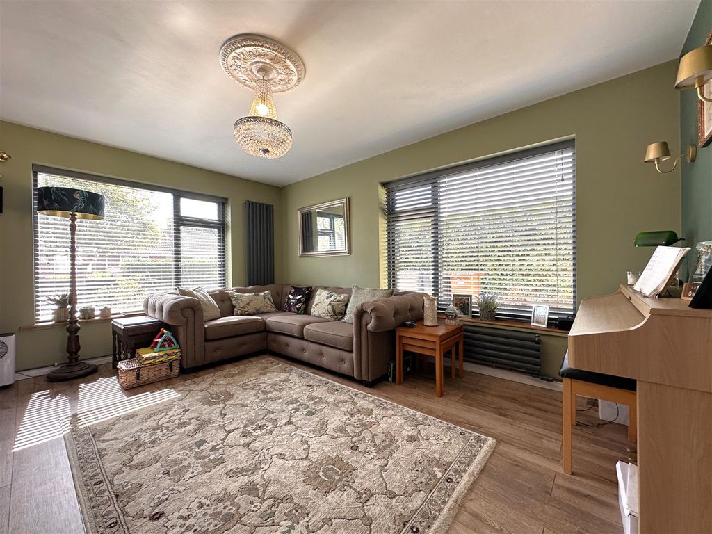 Property photo 2 of 20 Dual-Aspect Living Room 314