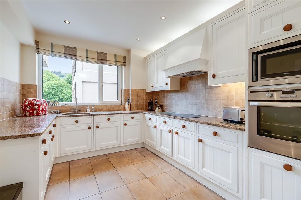 Property photo 3 of 16 Kitchen.Jpg