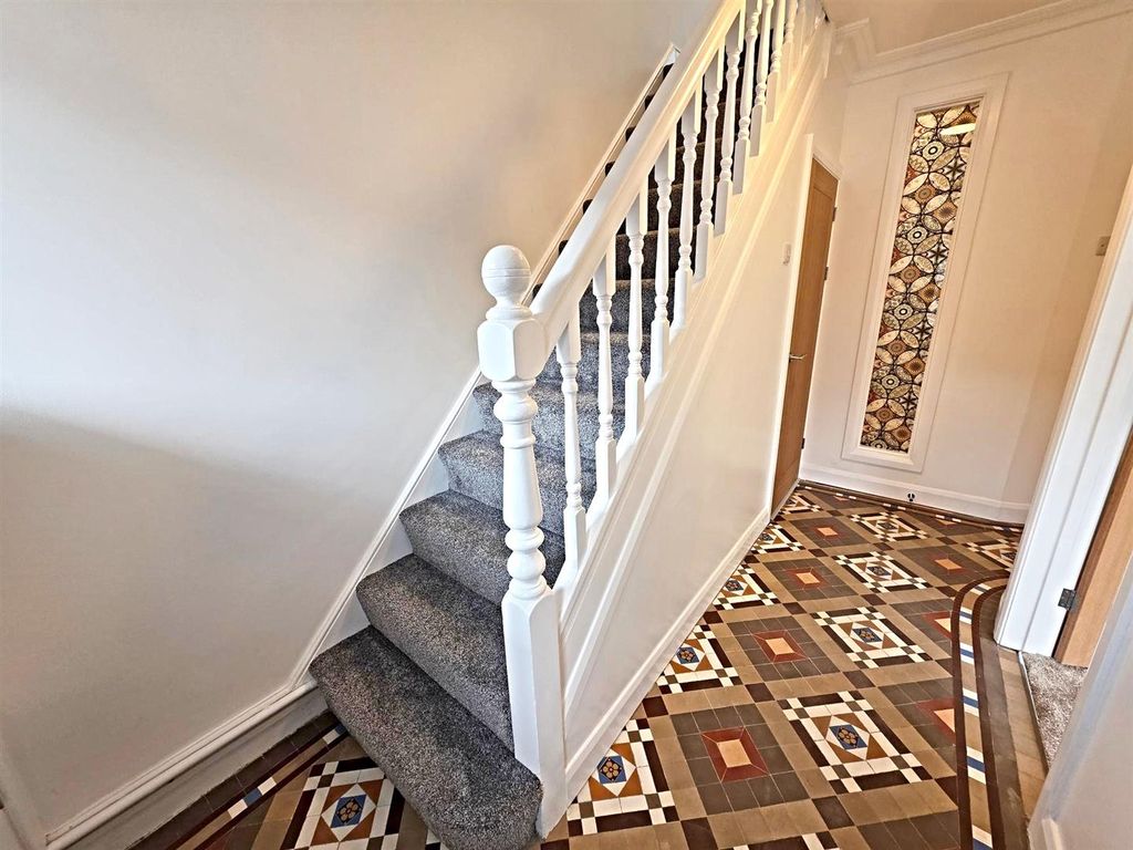 Property photo 3 of 23 Entrance Hall