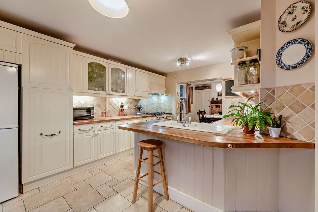Property photo 3 of 11 Kitchen