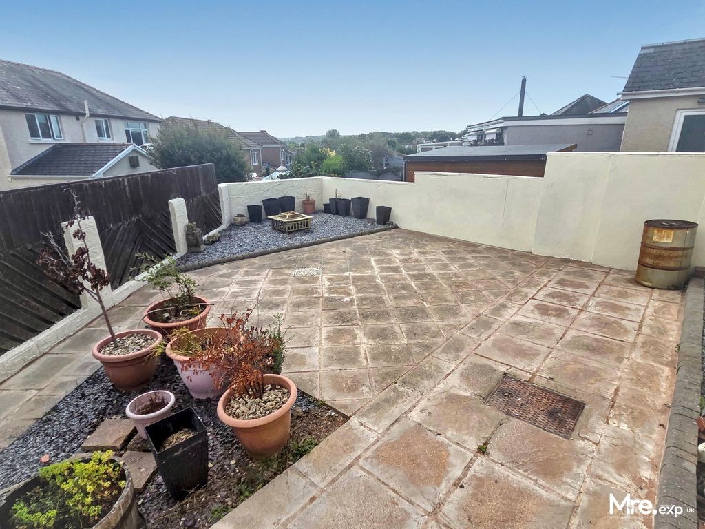 Property photo 2 of 31